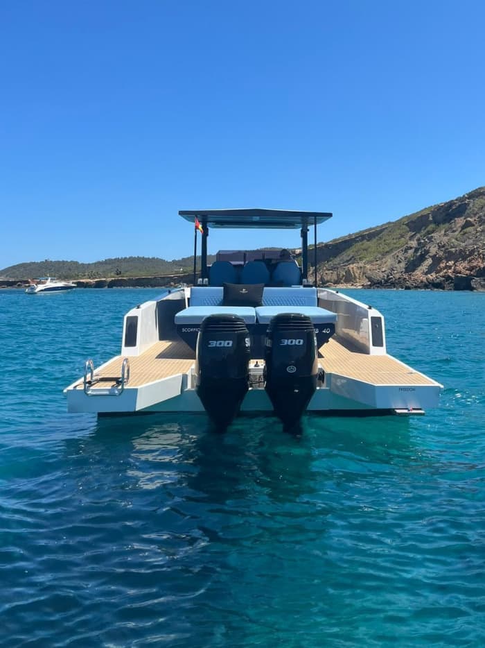 Exclusividade no Mediterrâneo: Experiência de 4 horas a bordo do Scorpion 40