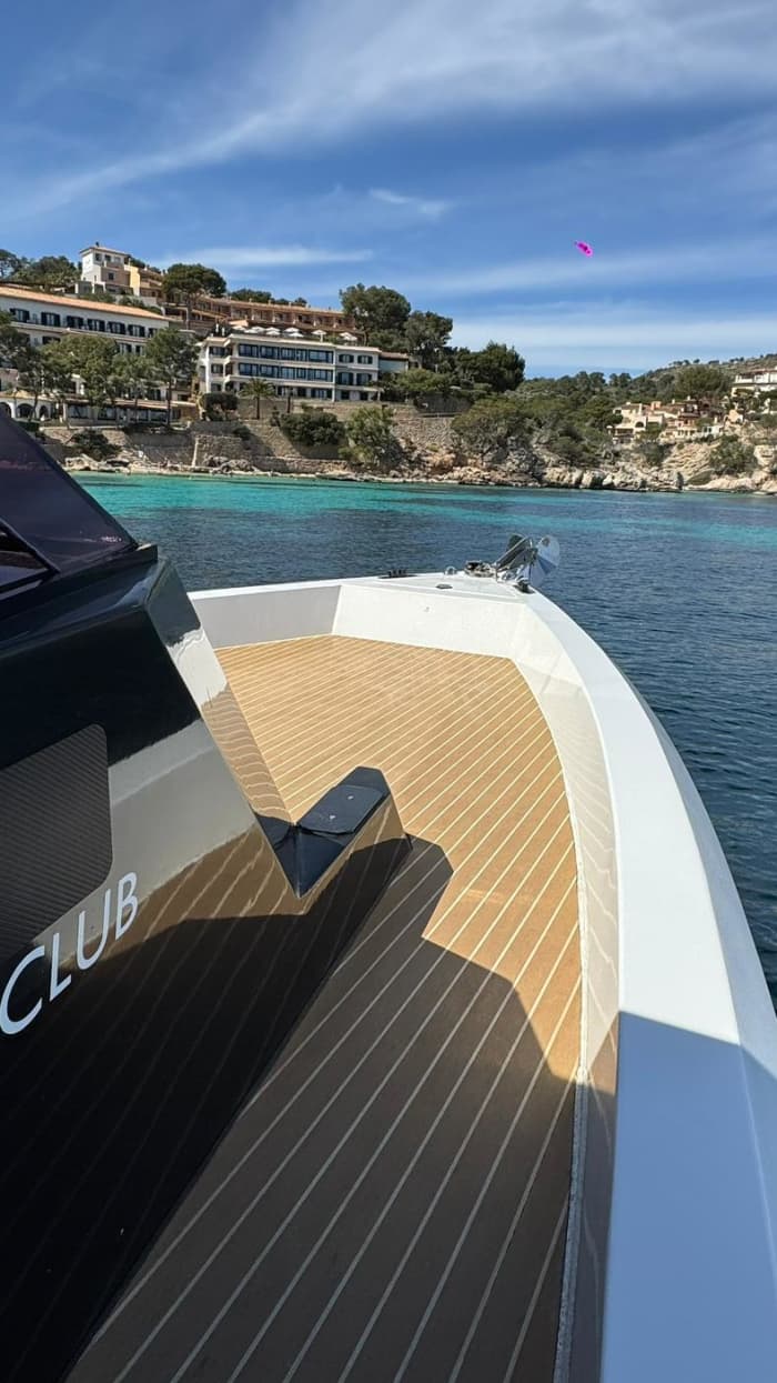Exclusividade no Mediterrâneo: Experiência de 4 horas a bordo do Scorpion 40