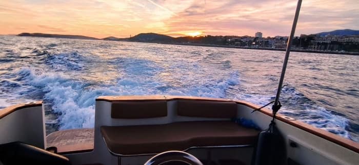 Croisière au coucher du soleil avec musique relaxante et vin