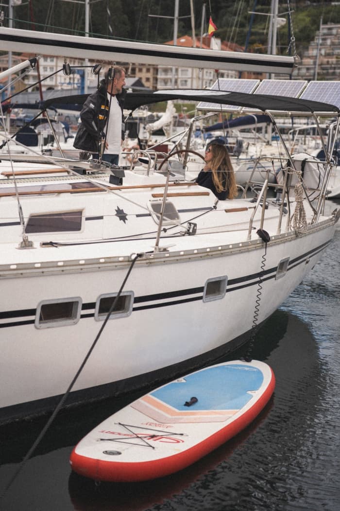 Fuggite alla scoperta delle calette nascoste della Galizia navigando a vela.