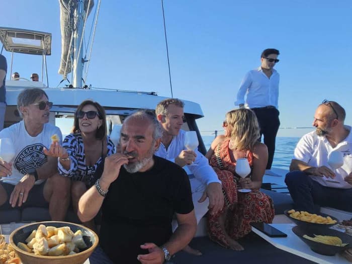 Een dag op een catamaran vanuit Rimini: de betoverende baai van Vallugola
