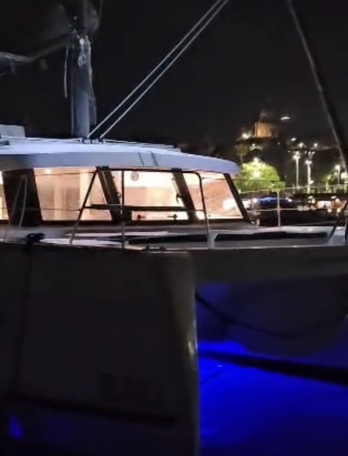 Een dag op een catamaran vanuit Rimini: de betoverende baai van Vallugola