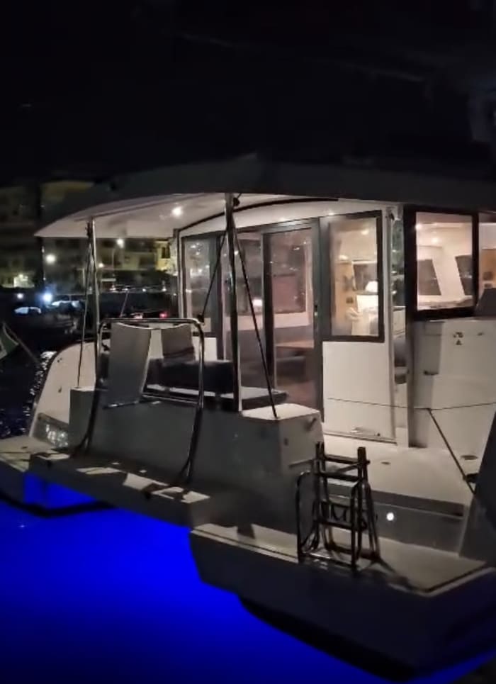 Een dag op een catamaran vanuit Rimini: de betoverende baai van Vallugola