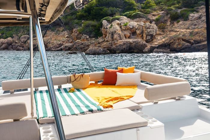 Een dag op een catamaran vanuit Rimini: de betoverende baai van Vallugola