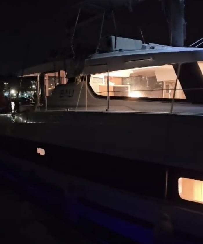 Een dag op een catamaran vanuit Rimini: de betoverende baai van Vallugola
