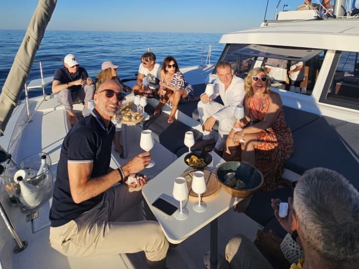 Een dag op een catamaran vanuit Rimini: de betoverende baai van Vallugola
