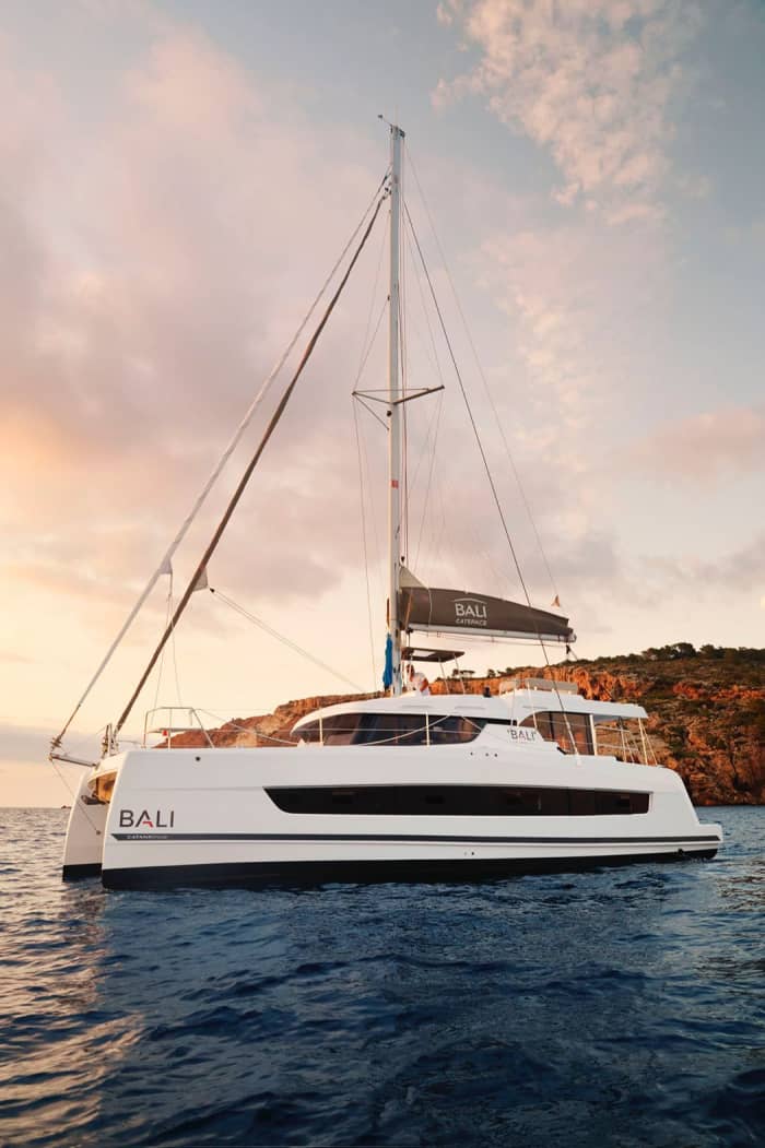 Een dag op een catamaran vanuit Rimini: de betoverende baai van Vallugola