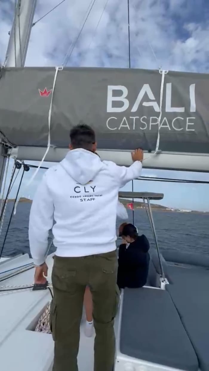 Een dag op een catamaran vanuit Rimini: de betoverende baai van Vallugola