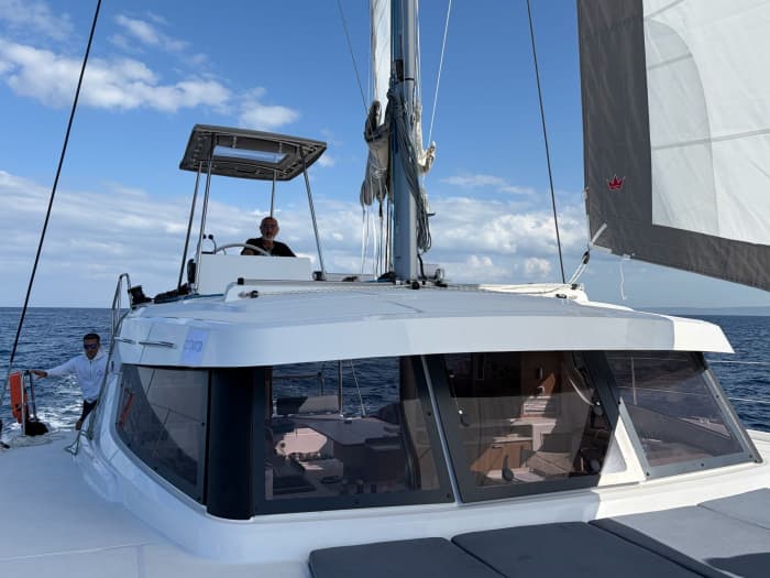 Een dag op een catamaran vanuit Rimini: de betoverende baai van Vallugola