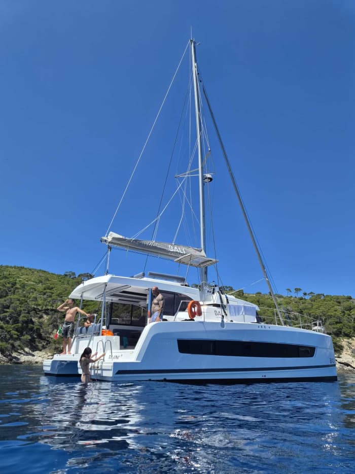Een dag op een catamaran vanuit Rimini: de betoverende baai van Vallugola