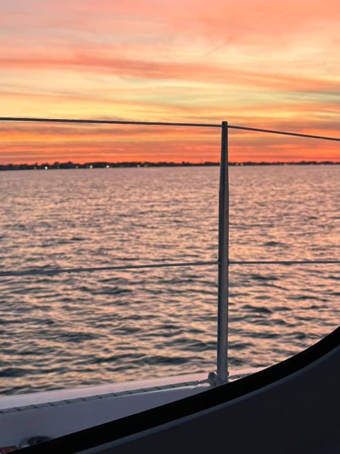Een dag op een catamaran vanuit Rimini: de betoverende baai van Vallugola