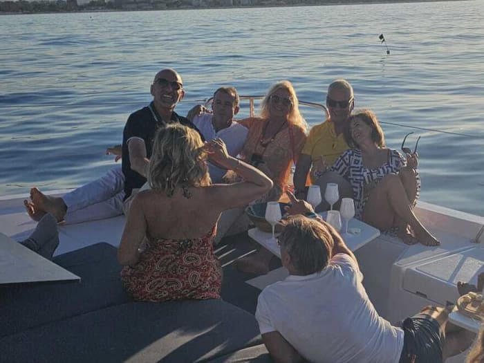 Een dag op een catamaran vanuit Rimini: de betoverende baai van Vallugola