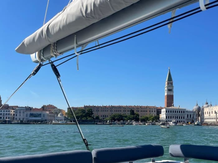 Een dag op een catamaran vanuit Rimini: de betoverende baai van Vallugola