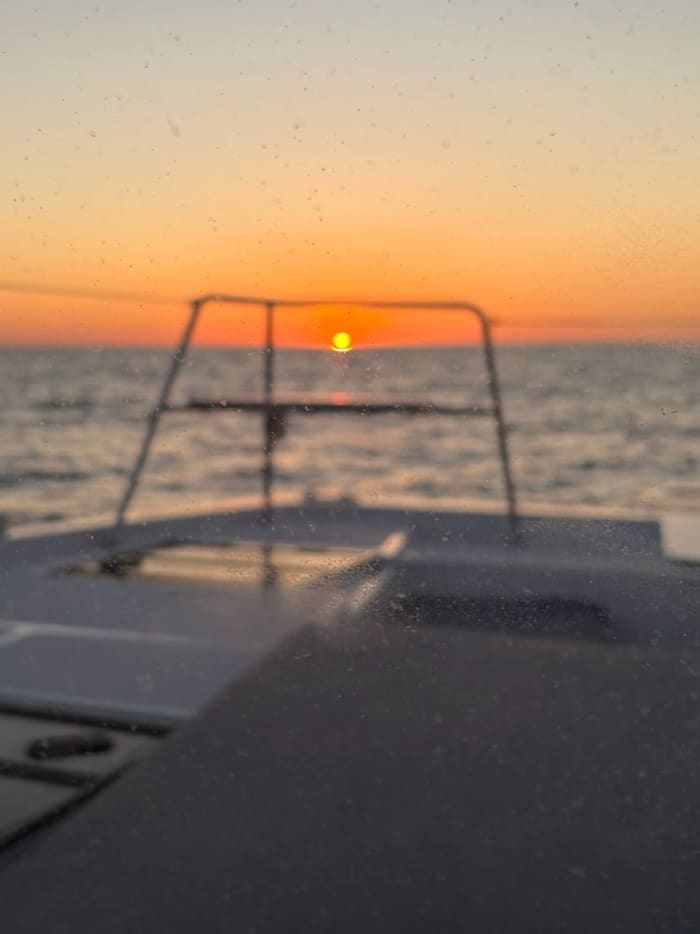 Een dag op een catamaran vanuit Rimini: de betoverende baai van Vallugola