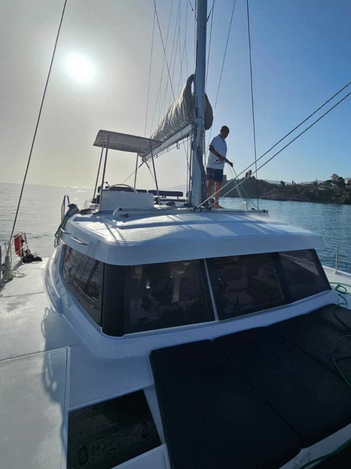 Een dag op een catamaran vanuit Rimini: de betoverende baai van Vallugola