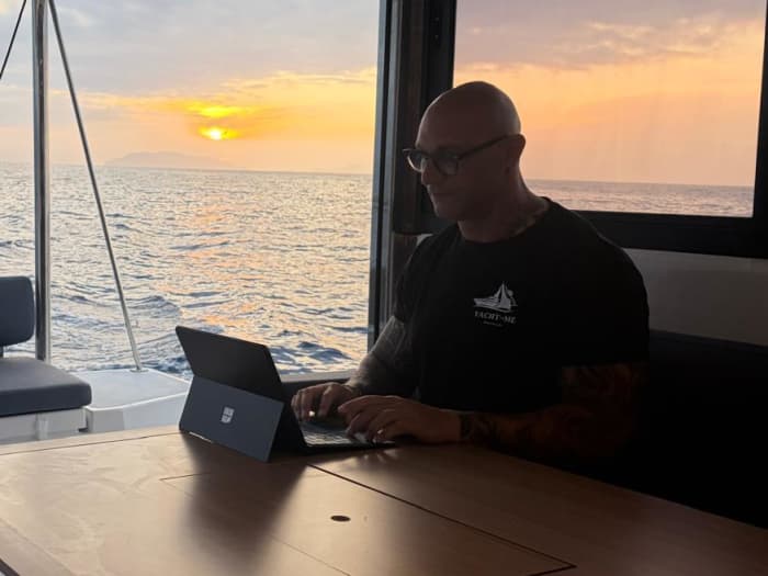 Een dag op een catamaran vanuit Rimini: de betoverende baai van Vallugola