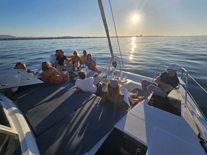 Een dag op een catamaran vanuit Rimini: de betoverende baai van Vallugola
