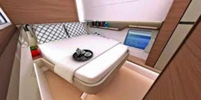Een dag op een catamaran vanuit Rimini: de betoverende baai van Vallugola