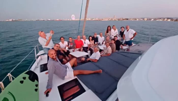Een dag op een catamaran vanuit Rimini: de betoverende baai van Vallugola