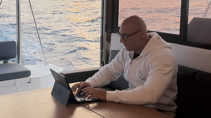 Een dag op een catamaran vanuit Rimini: de betoverende baai van Vallugola
