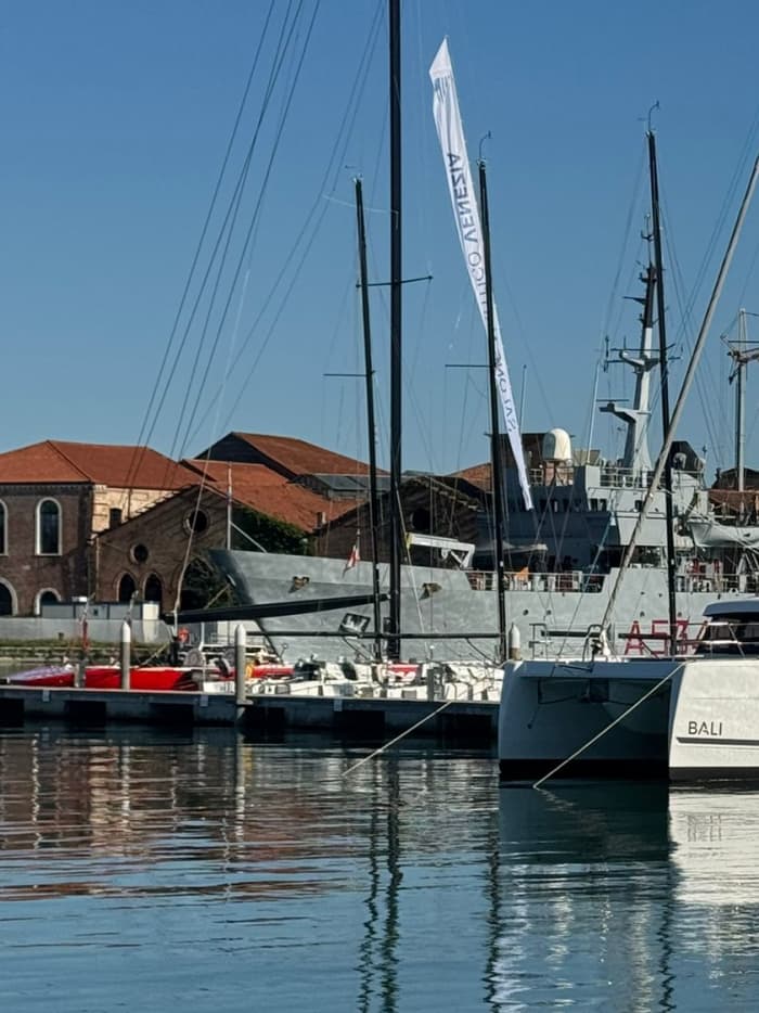Catamaranvaart van een halve dag: de skyline van Rimini vanaf de zee