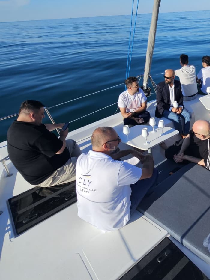 Catamaranvaart van een halve dag: de skyline van Rimini vanaf de zee