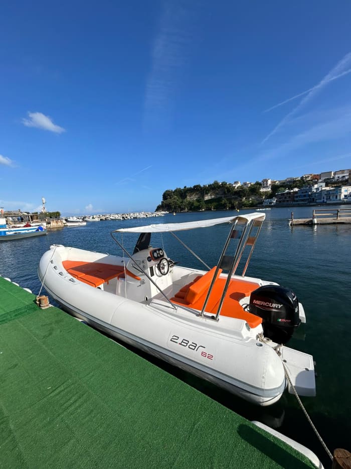 Giornata Completa in Barca — 10 Ore tra Ischia e Procida
