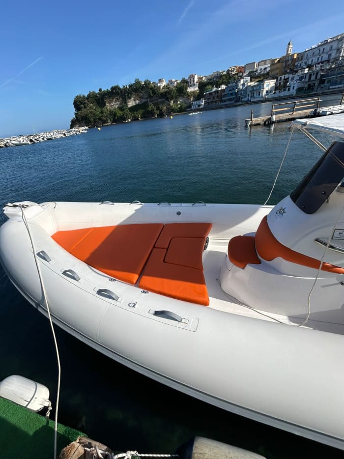 Giornata Completa in Barca — 10 Ore tra Ischia e Procida