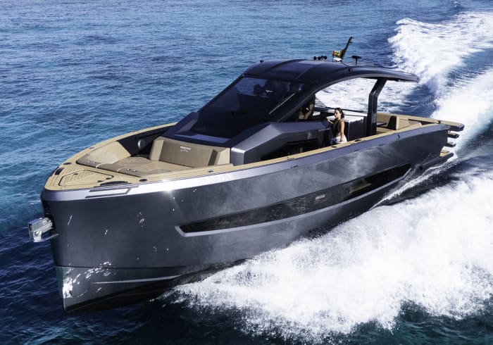 Tesoro 50 12pax All inclusive: fuel, skipper, route to Formentera and Illetas with a fixed price and no worries.