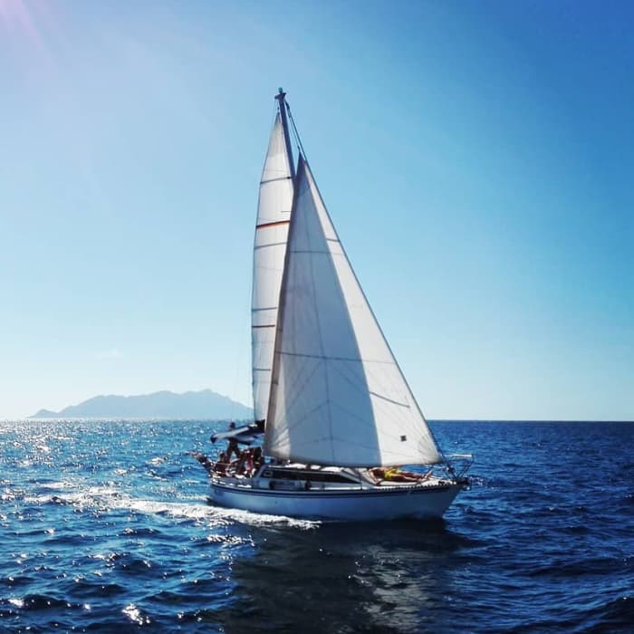 Ein Tag auf einem Segelboot in Favignana
