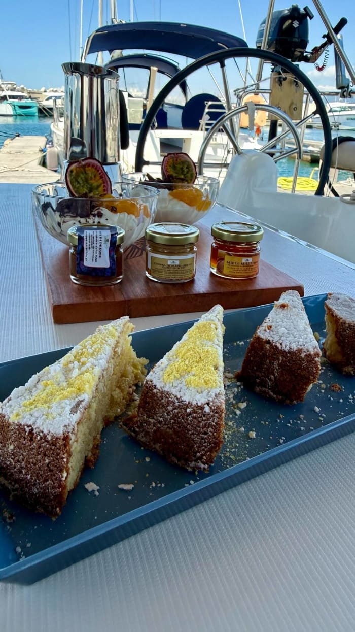 Sunset aperitif on a sailboat: exclusive sunset and music on the Costa Smeraldamonto