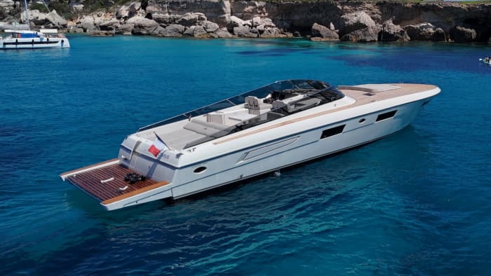 Noleggio yacht privato al tramonto, sulla costa selvaggia di Porto-Vecchio