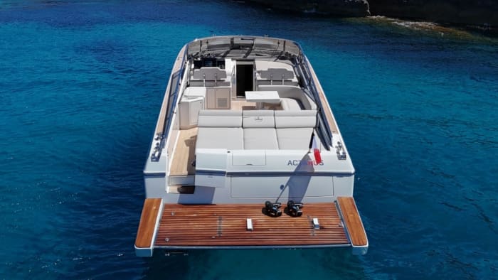 Noleggio yacht privato al tramonto, sulla costa selvaggia di Porto-Vecchio