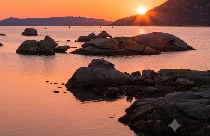 Noleggio yacht privato al tramonto, sulla costa selvaggia di Porto-Vecchio