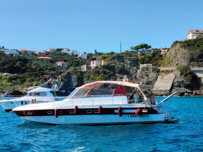 Ein Tag mit dem Boot von Savona aus: die Buchten von Capo Noli und Varigotti