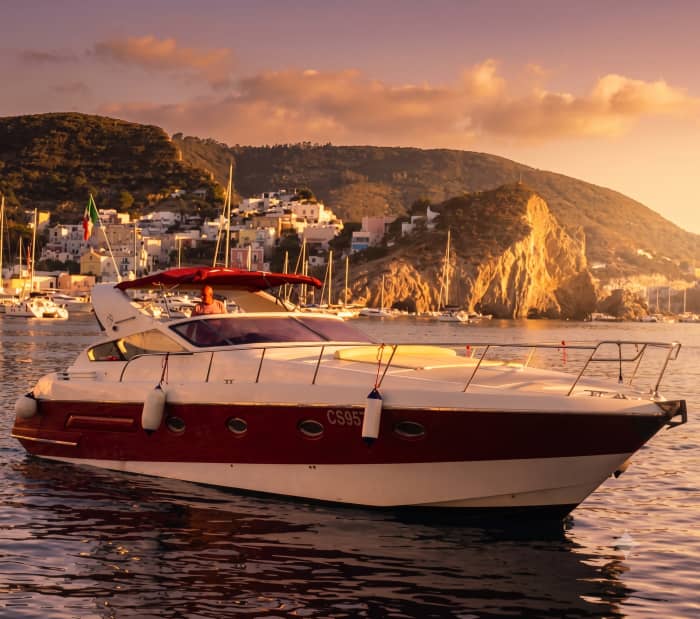 Zonsondergang en diner aan boord langs de kust van Terracina