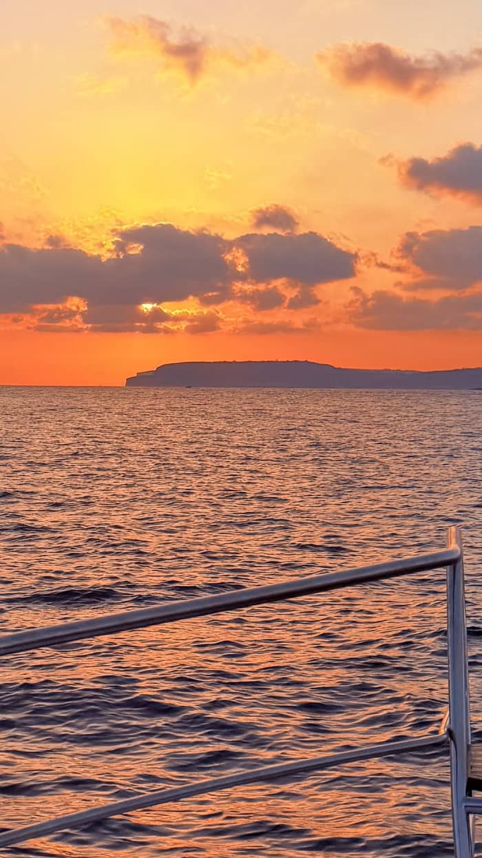 Zonsondergangcruise naar Comino: Aperitief op het water terwijl de zon ondergaat