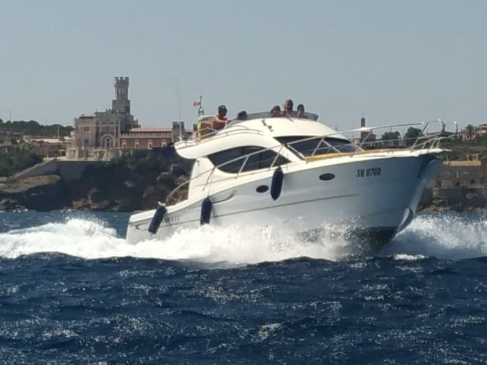 4 horas de sol alrededor de Marzamemi en una lancha motora.