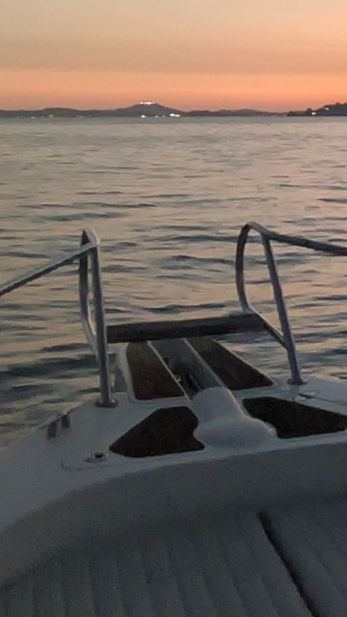 Passeio de barco ao pôr do sol