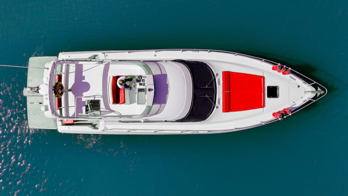 Luxusyacht aus Palau: La Maddalena und Korsika an einem exklusiven Tag
