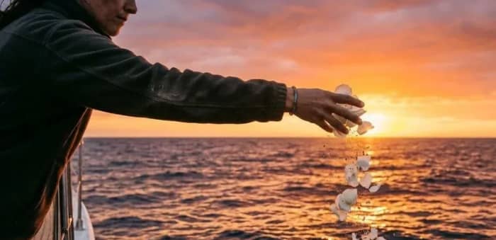 Cérémonie de Dispersion de Cendres en Mer