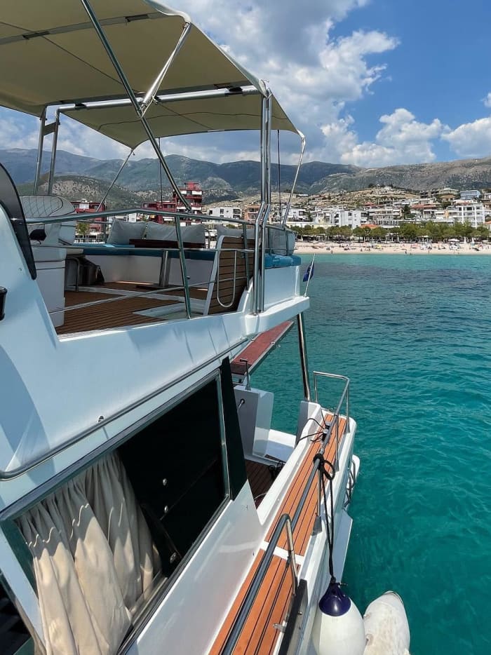 Posillipo Tobago 47 Special – codzienne czartery z Himarë