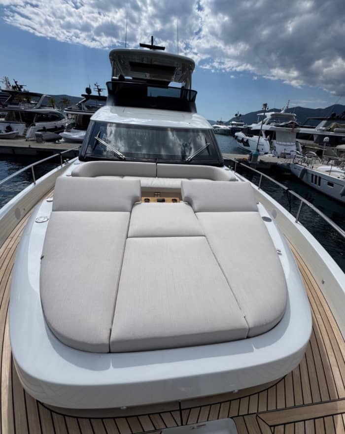 Ganztagestour (8 Std.): Erleben Sie eine luxuriöse Kreuzfahrt durch die Bucht von Kotor und das offene Mittelmeer an Bord der Cranchi Sessantadue 62 (Flug).