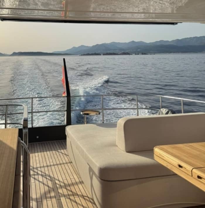 Ganztagestour (8 Std.): Erleben Sie eine luxuriöse Kreuzfahrt durch die Bucht von Kotor und das offene Mittelmeer an Bord der Cranchi Sessantadue 62 (Flug).