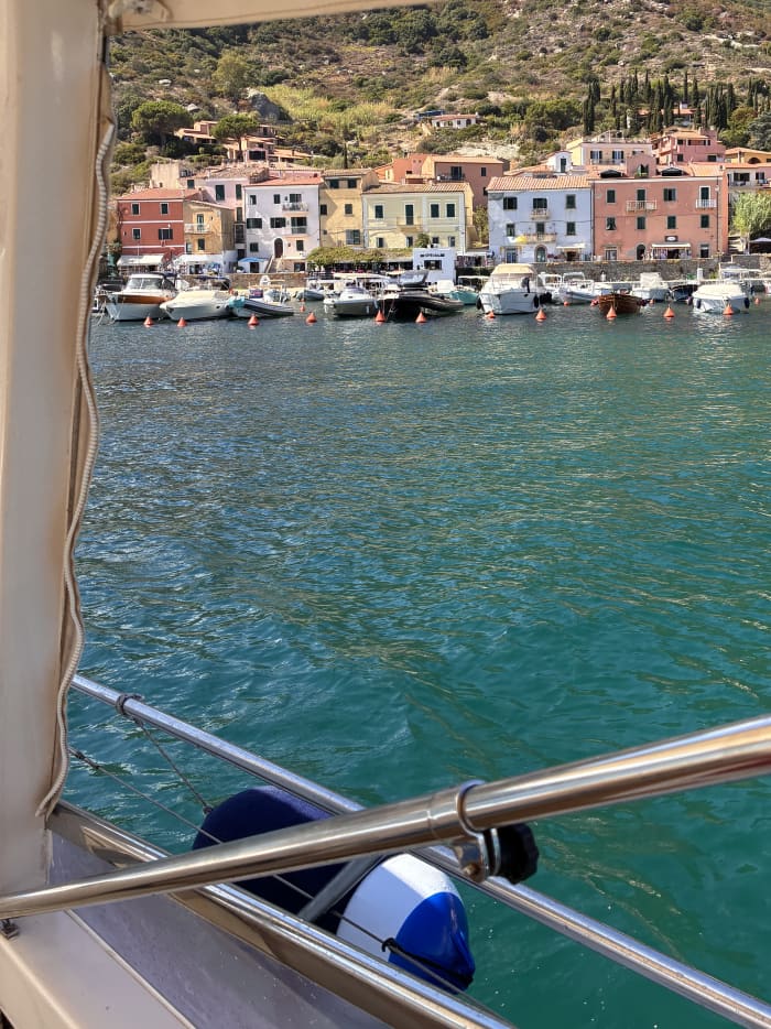 Gehen Sie von Bord und entspannen Sie sich auf der Insel Giglio.