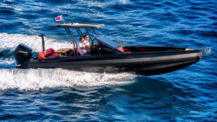 Een halve dag zon en zee op een gloednieuw sportjacht