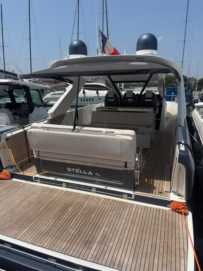 Rozkoszuj się naszym Jeanneau DB 37 w Zatoce Saint-Tropez
