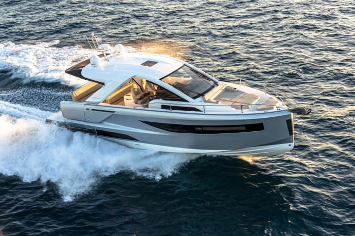 Rozkoszuj się naszym Jeanneau DB 37 w Zatoce Saint-Tropez