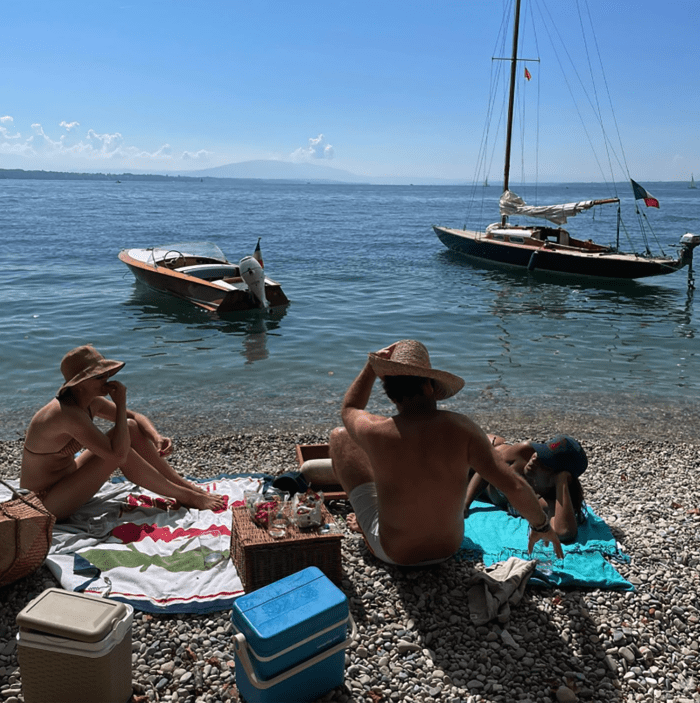 Excursie naar het geheime strand op het meer