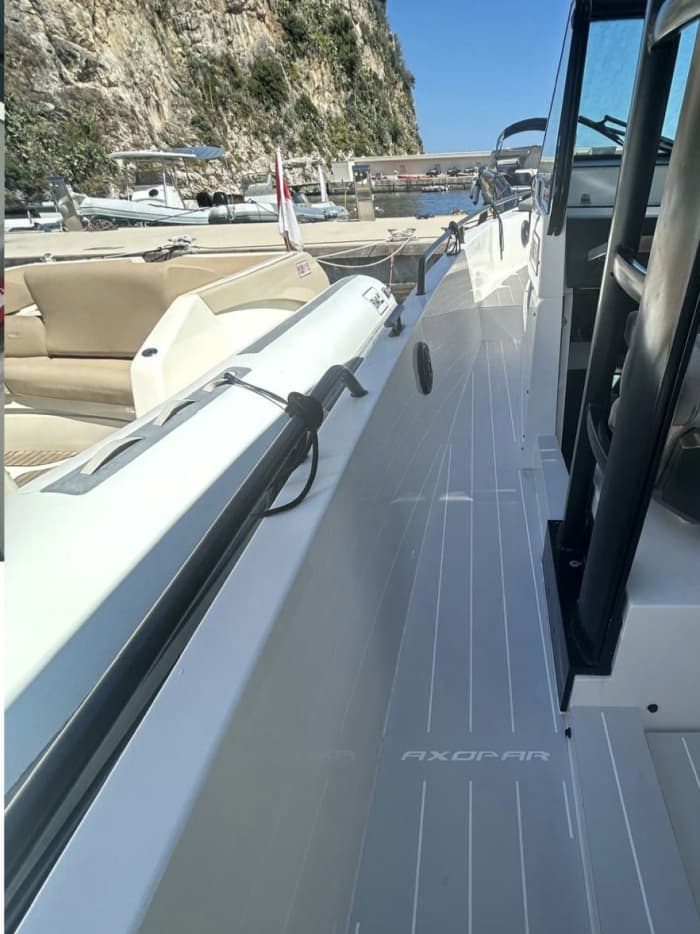 Day trip by boat with skipper: Axopar Brabus